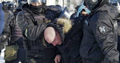 Массовые задержания, избиения силовиками и спецтехника: в РФ продолжаются митинги в поддержку Навального