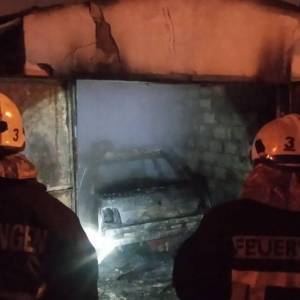 В Запорожье горел гараж вместе с автомобилем. Фото