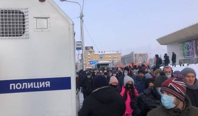 Участники митинга начали движение к площади Салавата Юлаева в Уфе
