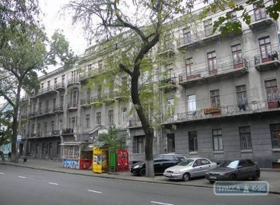 В центре Одессы обрушился балкон в доме, где работал Жуков (видео)