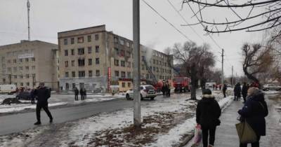 В Павлограде горит общежитие, жильцов срочно эвакуируют (видео)