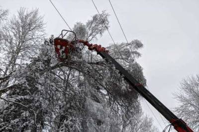 Энергетики Ярославской области устраняют нарушения электроснабжения, связанные с ухудшением погоды.