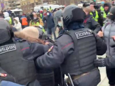 Начались задержания митингующих в Петербурге и Москве
