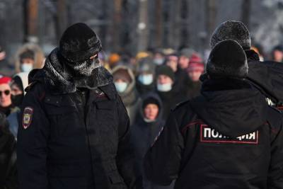 В Челябинске к памятнику Курчатову, куда пришли протестующие, заводят ОМОН