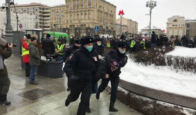 На Пушкинской площади задерживают по несколько человек каждую минуту