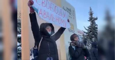 В акциях в поддержку Навального приняли участие больше 15 тысяч человек, к Москве стягивают бронетехнику