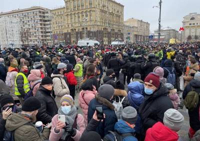 На митинге в центре Москвы начались жесткие задержания
