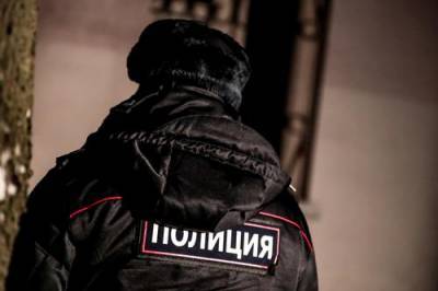 В Красноярске полковник полиции проводит воспитательные беседы с подростками на акции протеста