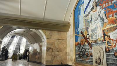 Две станции метро в центре Санкт-Петербурга закрыли на выход