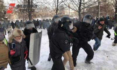 В Екатеринбурге провокаторы запустили дымовые шашки протии ОМОНа