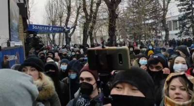 В Бурятии протестующие отбили у полиции задержанных на акции в поддержку Навального