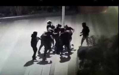 Жестокое избиения украинского подростка в Париже попало на видео