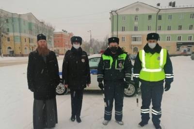 В Смоленской области священник дарил на дороге водителям текст молитвы