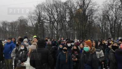 К Сенатской площади стеклись сотни петербуржцев