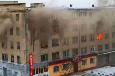Людей вытаскивают из окон: в Павлограде вспыхнуло общежитие. ВИДЕО