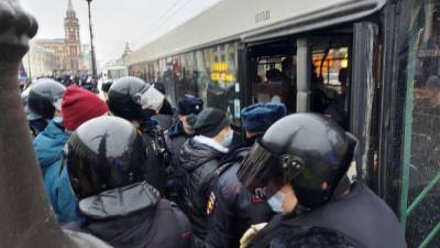 Полиция начала задерживать провокаторов на несогласованной акции в Петербурге