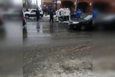 В Саратове столкнулись машины полиции и скорой помощи