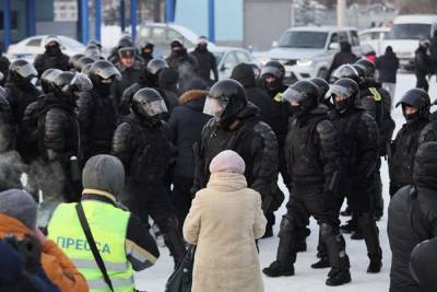 В Челябинске протестующие пошли обратной дорогой: от памятника Курчатову к Алому полю
