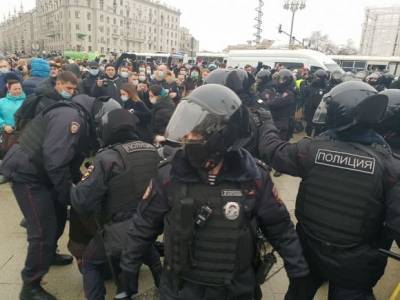 На Пушкинской площади идут жесткие задержания