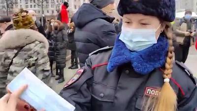 Полиция начала раздавать маски участникам несанкционированной акции в Москве