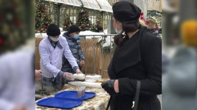 Росгвардейцы обеспечивают правопорядок и угощают прохожих чаем в Москве