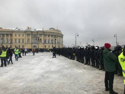 В Петербурге начались жесткие столкновения силовиков с протестующими (фото)