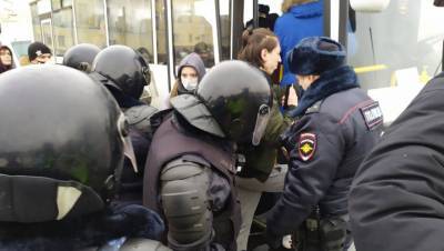 Задержанных в Петербурге увозят на рейсовых автобусах