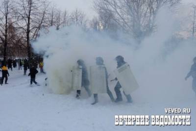 Во время митинга в поддержку Навального в Екатеринбурге в ОМОН бросили шашку