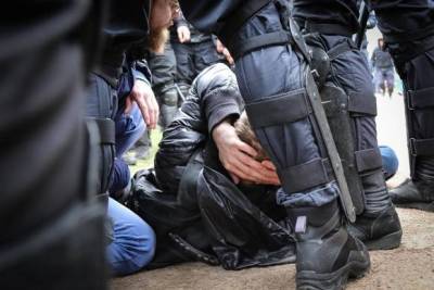 В Екатеринбурге ОМОН кладет протестующих в снег и избивает (фото, видео)