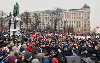 На акции в Москве идут массовые задержания