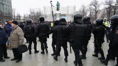 На несогласованной акции в Москве протестующие напали на полицейских