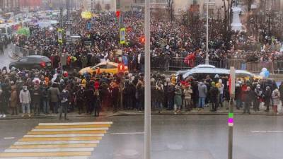 Участники несогласованной акции в Москве вышли на проезжую часть
