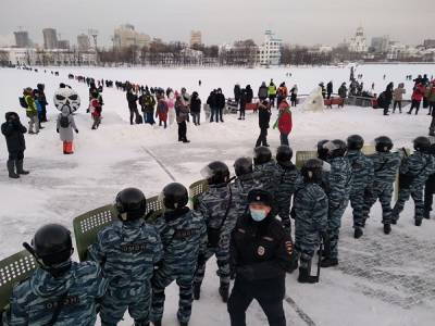 В Екатеринбурге ОМОН разогнал акцию в поддержку Навального. Задержано больше 10 человек