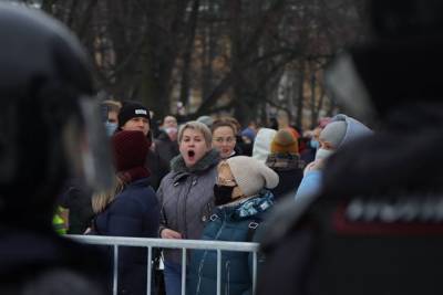 Под скандирование «Позор!» и песню Цоя в Петербурге проходит митинг в защиту Навального