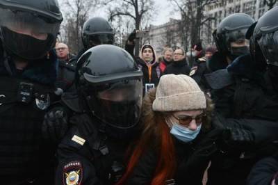 В Москве начались жесткие задержания. На Пушкинской площади ОМОН «давит» протестующих