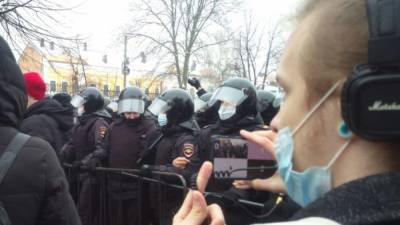 Протестующие пытались сорвать с сотрудницы полиции бронежилет в Москве