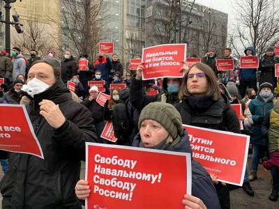 В Москве митингующие разворачивают флаги России, ОМОН побил журналистов