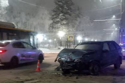 Во Владимире при аварии загорелся автомобиль, есть пострадавший