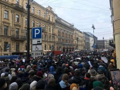Протестующие с Сенатской площади двинулись на Невский проспект (фото)