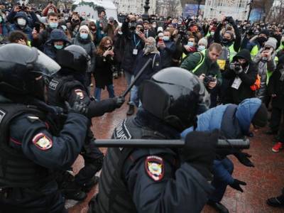 Митинги в поддержку Навального: в Москве задержали 60 человек, митингующие бросают бутылки