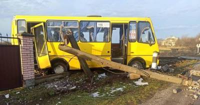 На Львівщині маршрутка з пасажирами зіткнулась з поїздом (фото)