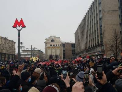 В Москве протестующие движутся в сторону Кремля