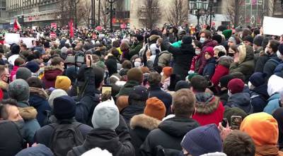 В Москве на несанкционированную акцию сторонников Навального вышли его жена и Варламов
