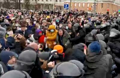 Протесты в РФ: в полицию летят яйца и пластиковые бутылки, правоохранители применяют дубинки, видео