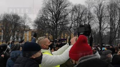 "Свободу!", "Навальный!", "Власть, мы здесь!": у Исаакия и на Сенатской слышны скандирования