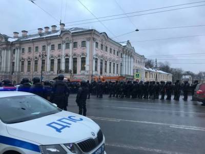 Силовики заблокировали участок Невского проспекта, а потом пропустили протестующих (фото)