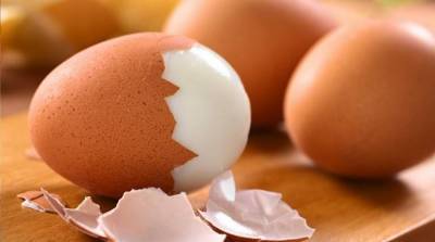Как быстро почистить вареные яйца: 5 работающих методик
