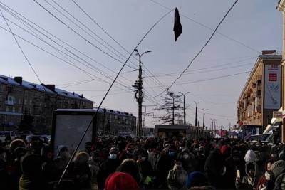 ​В Омске протестующие вынесли трусы для Путина — в «наказание» ОМОН начал жесткие задержания