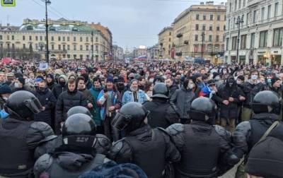 На протестах в России задержали почти 900 человек
