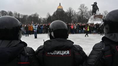 Участники незаконного митинга в Петербурге начали расходиться